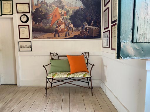 Intérieur de maison au Portugal avec canapé et tableau ancien